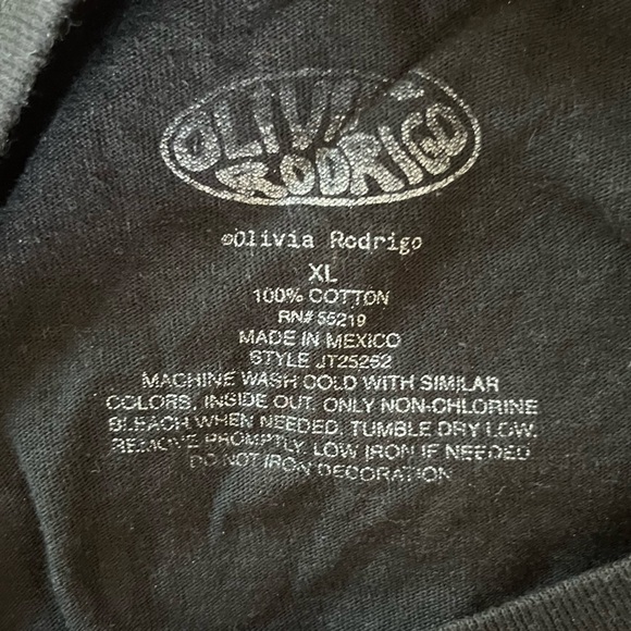 Olivia Rodrigo Concert Tee Shirt Sour Tour Merch Black with Photo Graphic XL - Picture 2 of 6